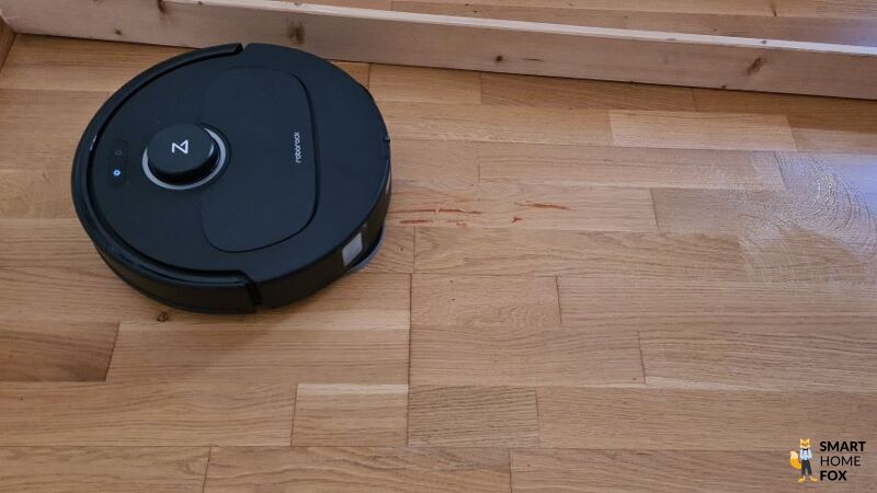Ketchup und Kaffee auf Laminat werden vom Roborock Q Revo Plus entfernt